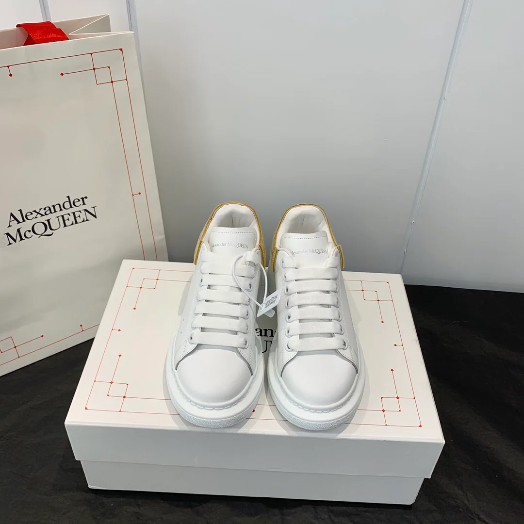 Классические белые кроссовки McQueen - на каблуке-резинке - золотисто-желтые