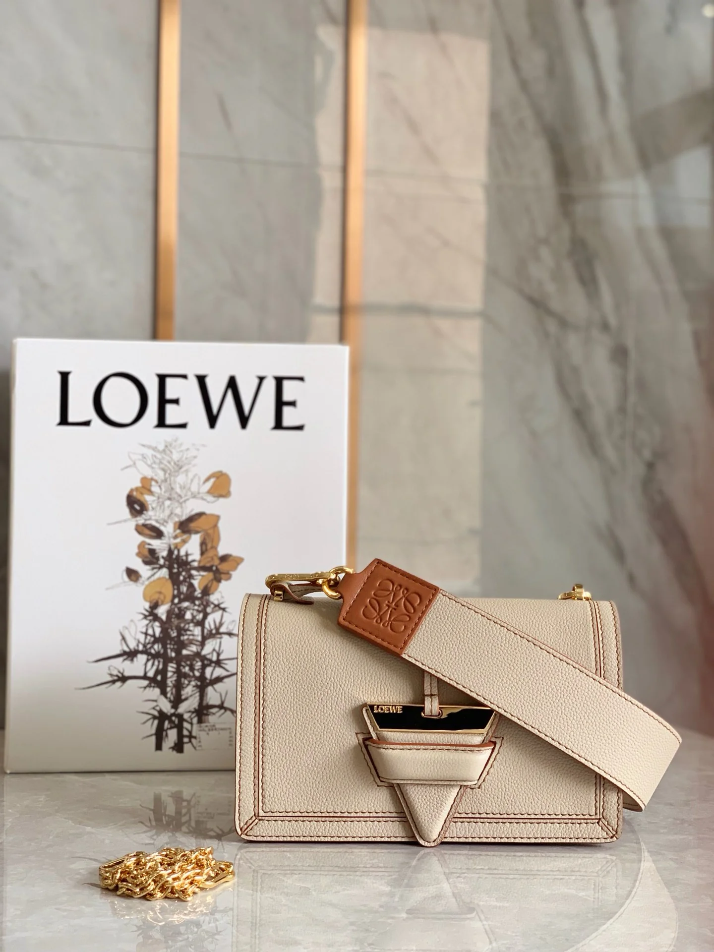 Треугольная сумка Loewe - Мягкая зернистая кожа - Телячья кожа