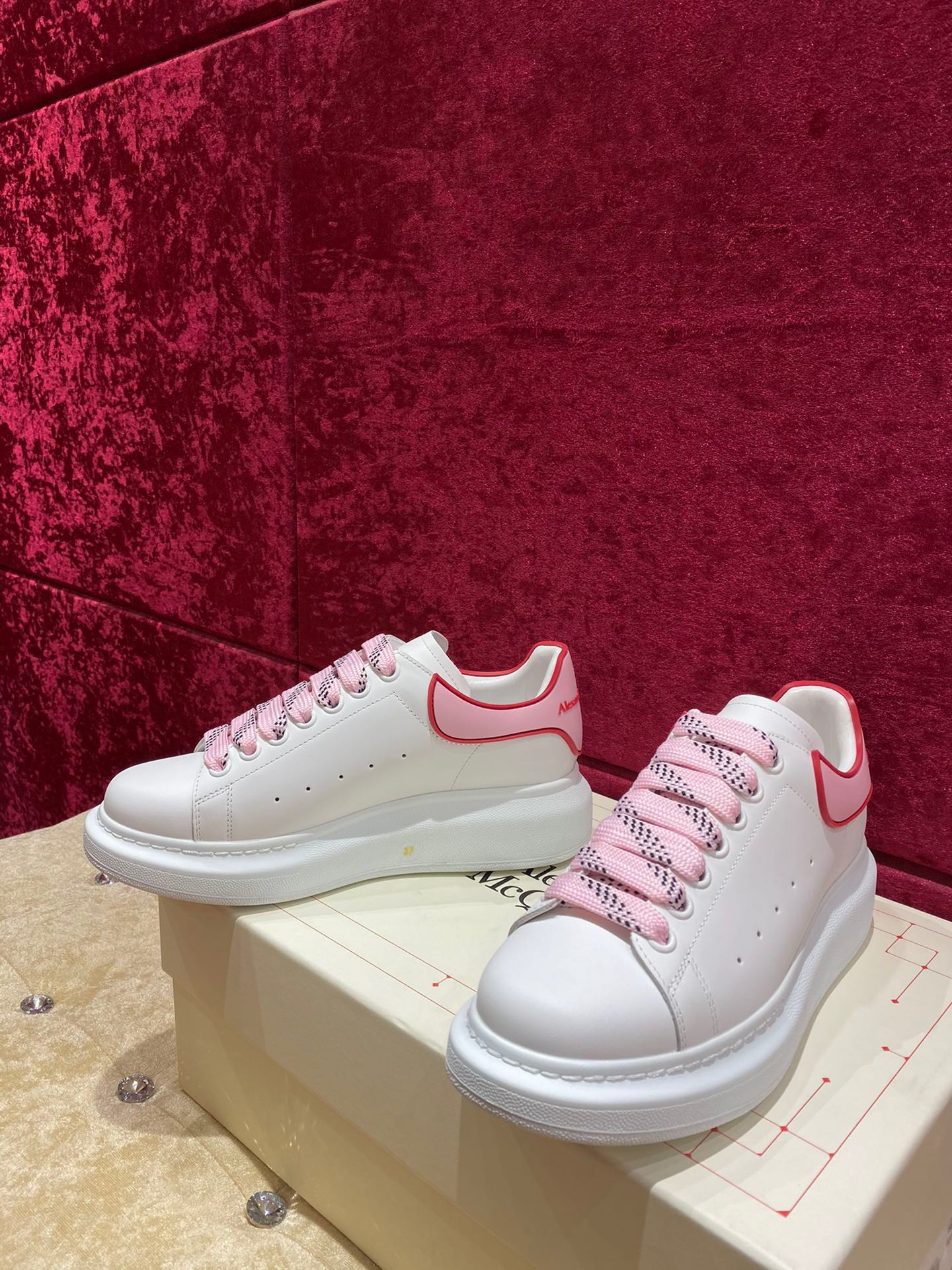 Классические белые кроссовки McQueen с розовой пяткой