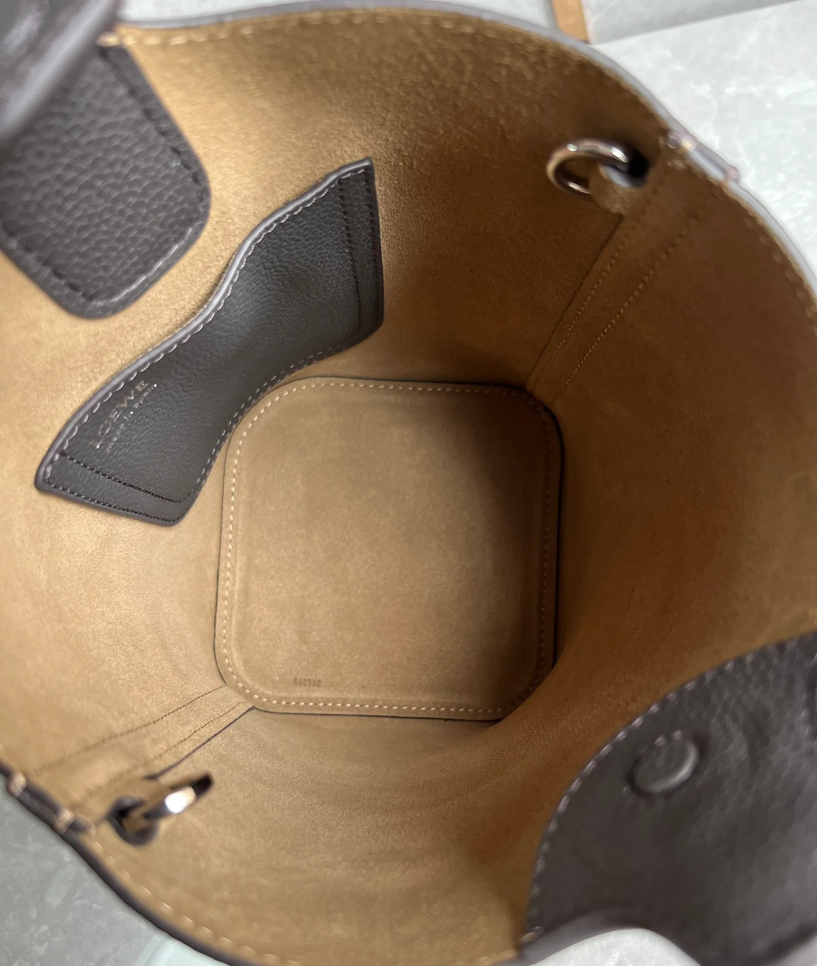 Сумка-ведро Loewe Pebble Bucket Mini Bucket Bag - матово-черная