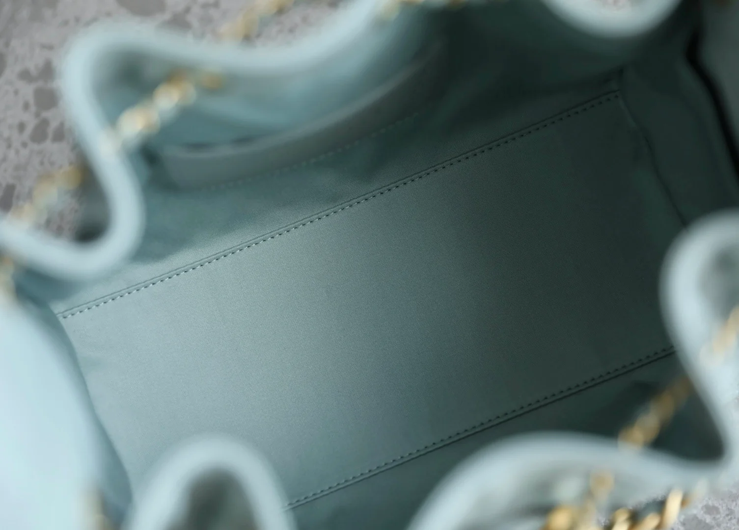 Маленькая сумка-шоппер Chanel — серо-голубая с золотой фурнитурой.