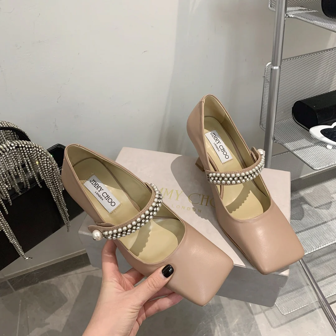 Туфли на высоком каблуке Jimmy с квадратным носком и пряжкой из жемчужной цепочки.