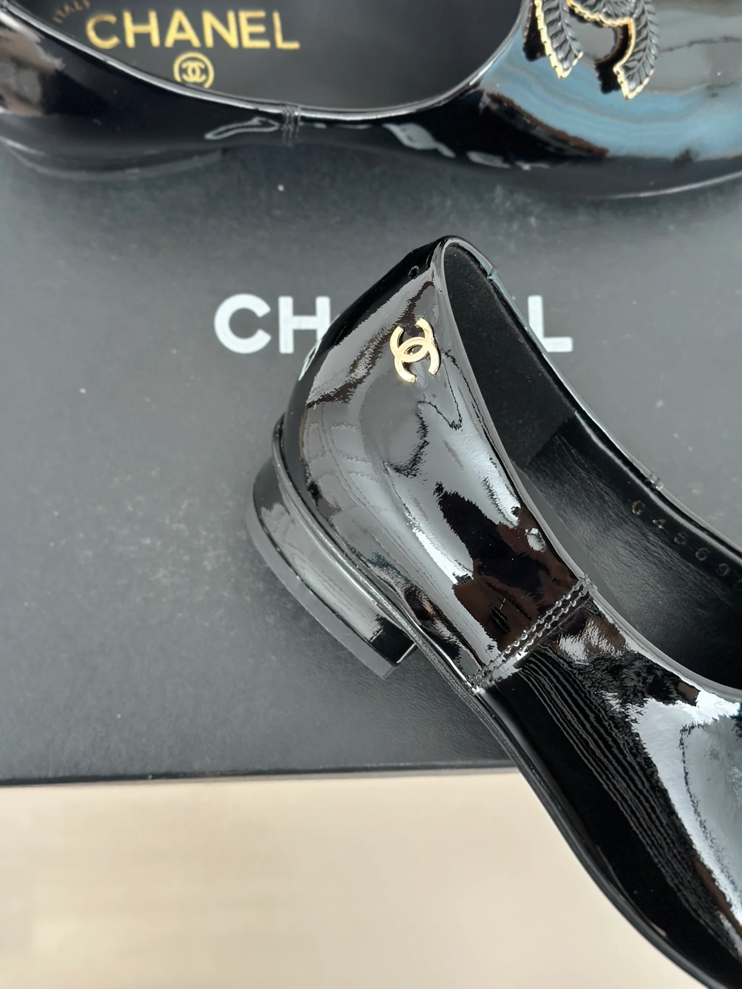 Лоферы Chanel 2025 из лакированной кожи - черные