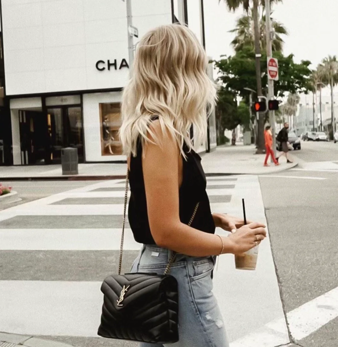 Сумка через плечо YSL Louou 23 см из стеганой телячьей кожи — черная с золотой цепочкой.