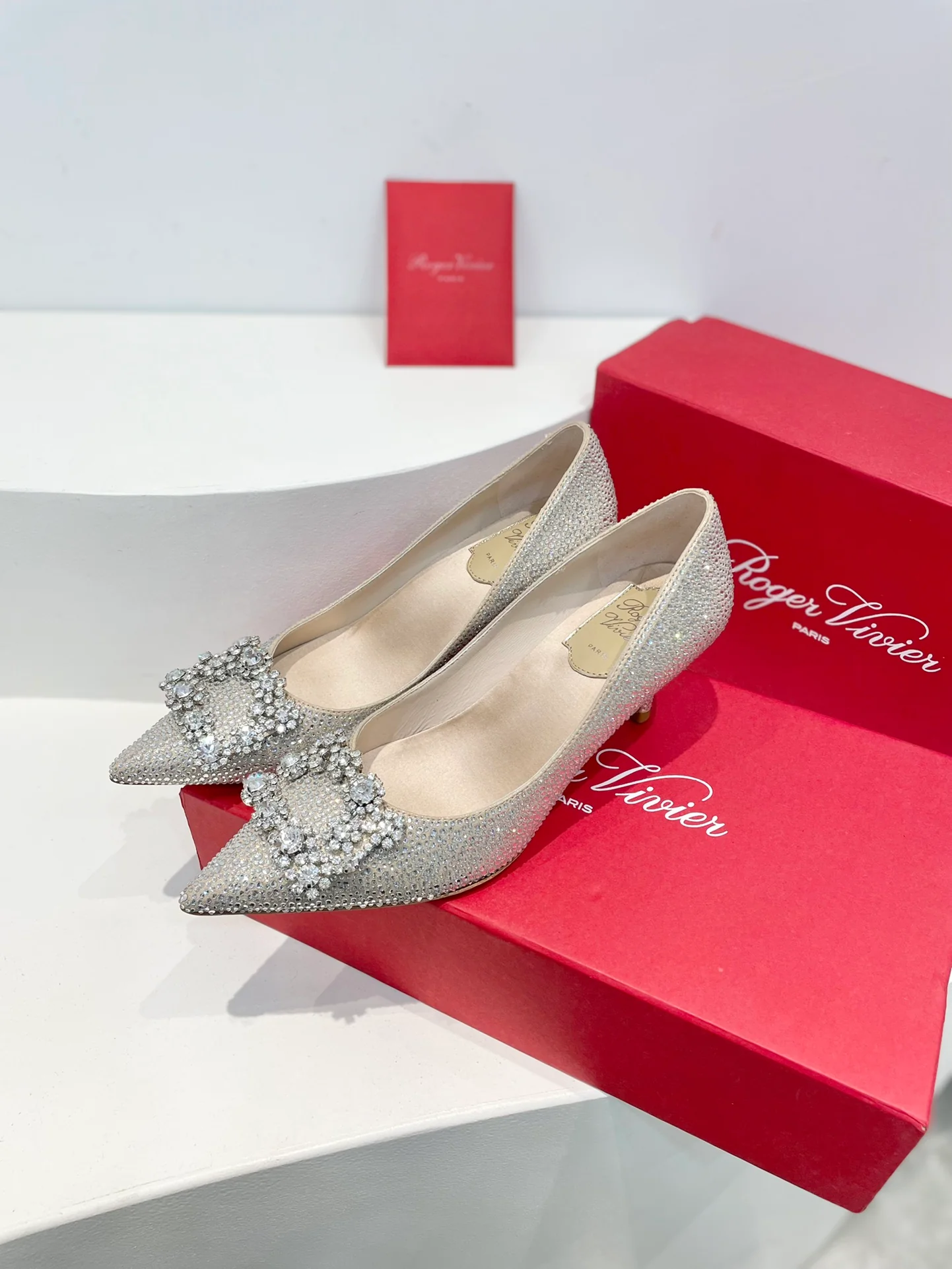 Обувь RV - Серия ?Кристальные туфли? - Туфли на низком каблуке со стразами - Серебристые