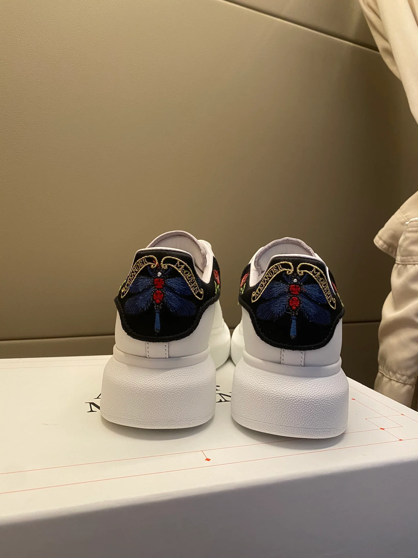 McQueen - Классические белые кроссовки - Bee