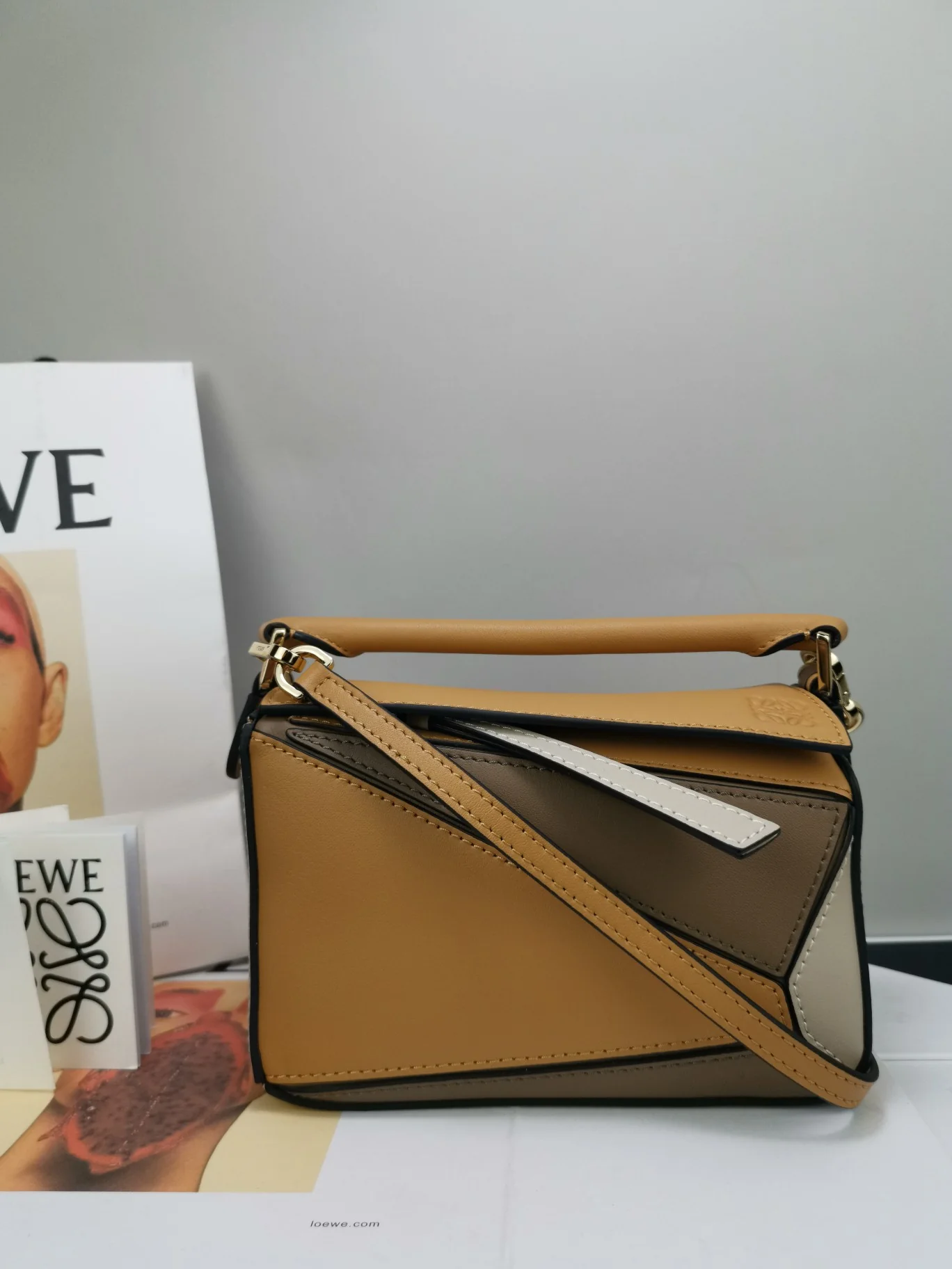 Мини-сумка Loewe Puzzle Bag из телячьей кожи - 17