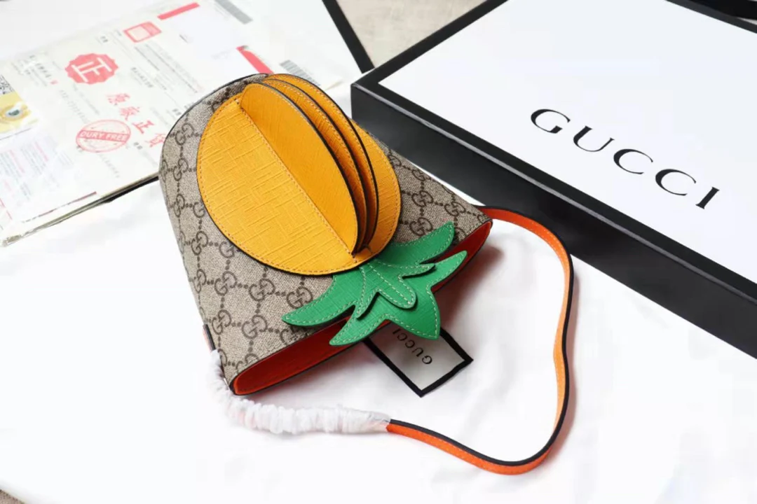 Сумка-ведро Gucci в форме ананаса