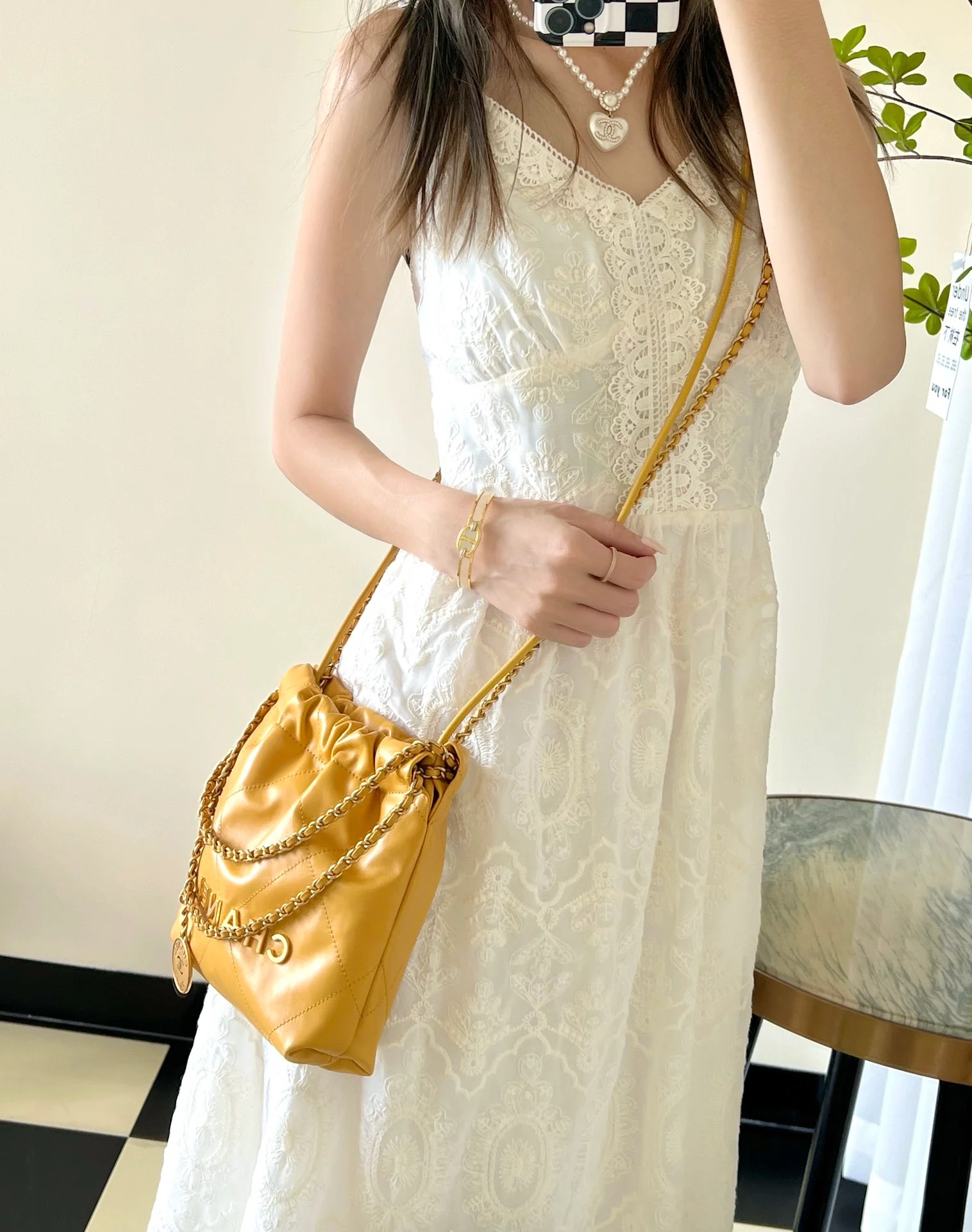 Мини-сумочка Chanel 22, кремово-желтая