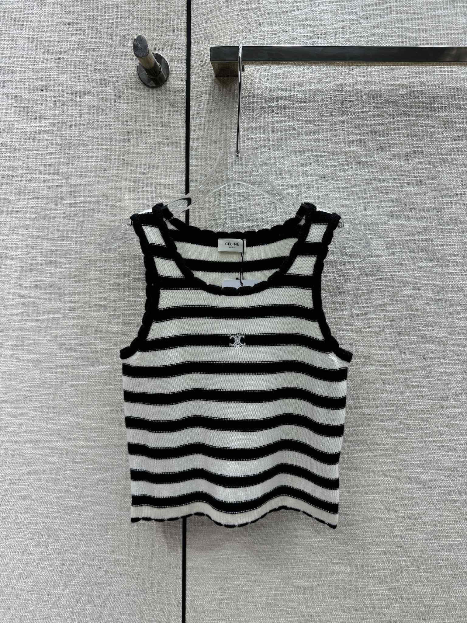 Вязаный жилет Celine-2404 с кружевной отделкой и полосатым рисунком в стиле колор-блок.