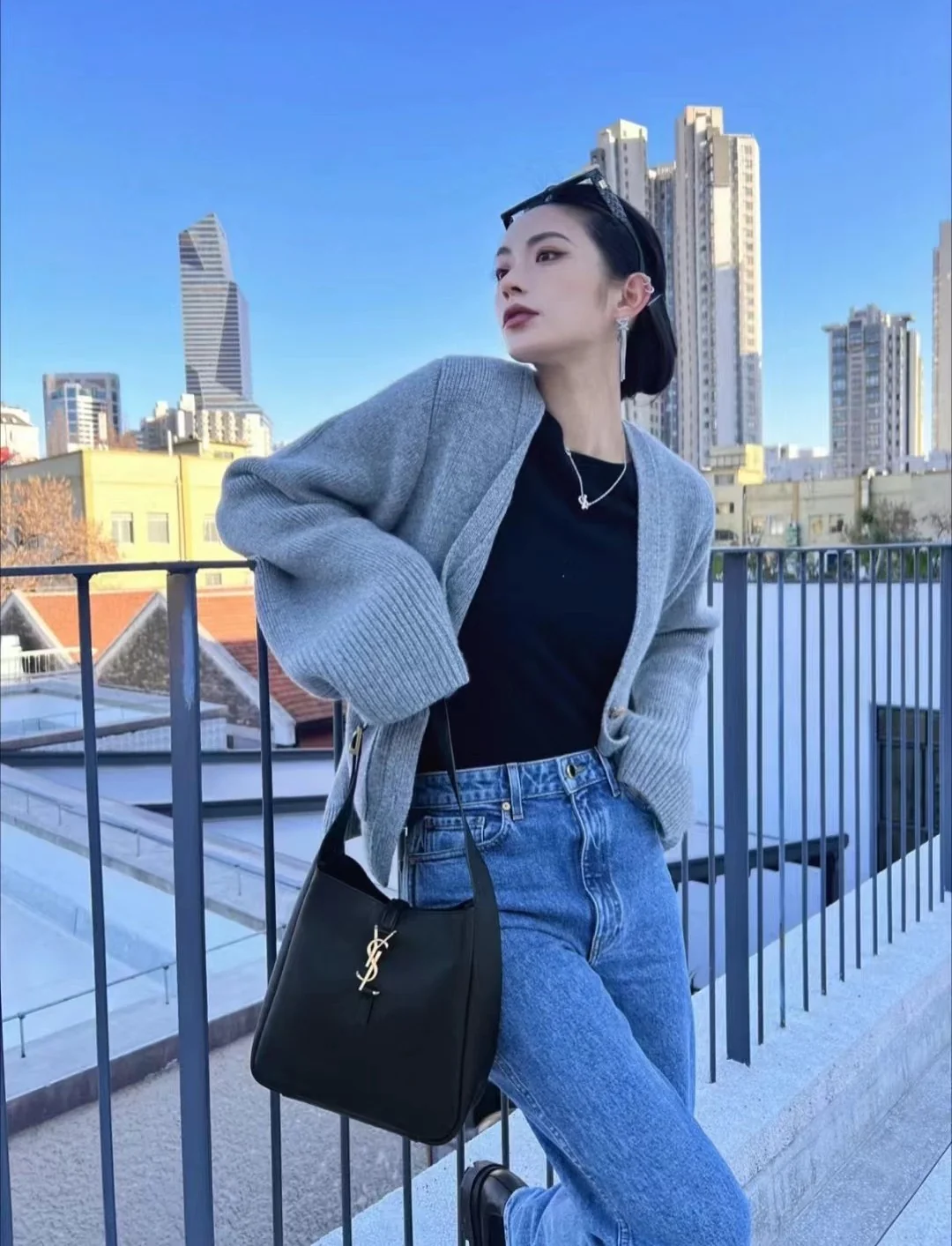 Сумка-хобо YSL Le 5 A 7 Soft, черная - Body Image