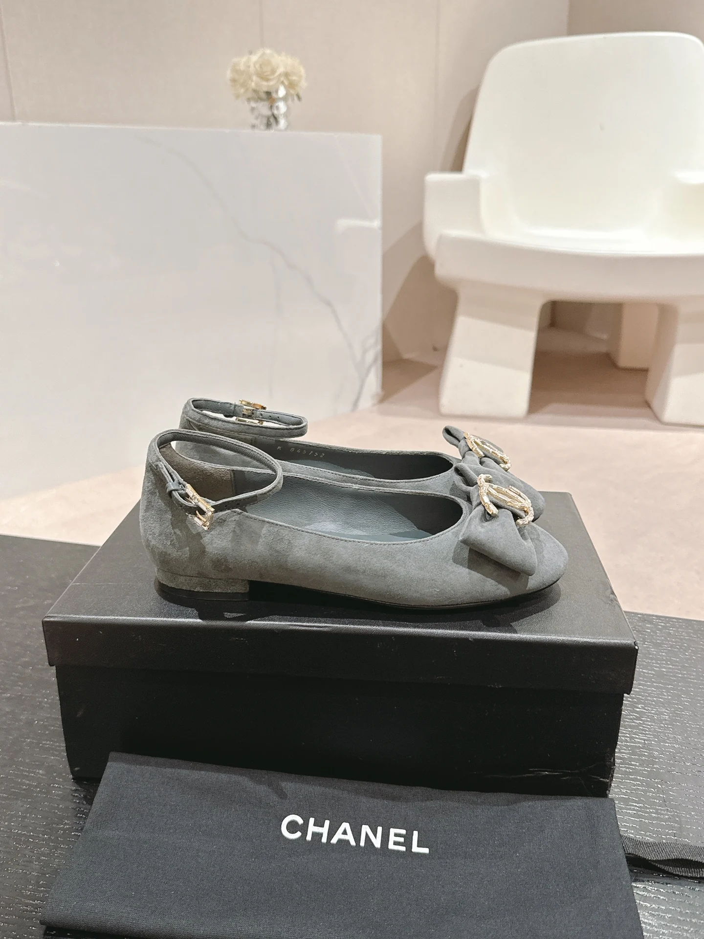 Туфли на низком каблуке Chanel 2024 Ribbon, серые