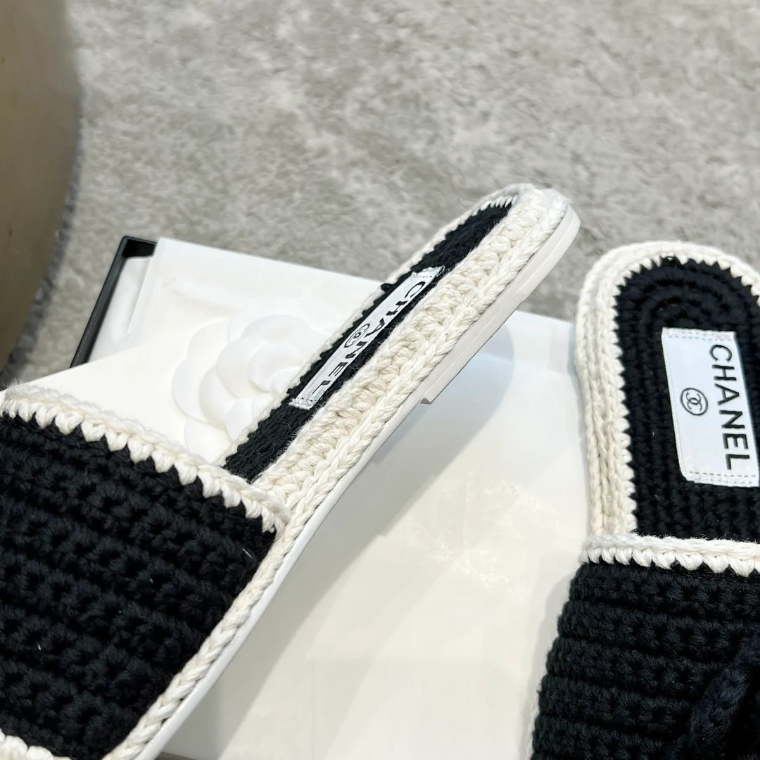 Новинка сезона весна/лето 2023 от Chanel - Плетеные тапочки с камелиями - Черные