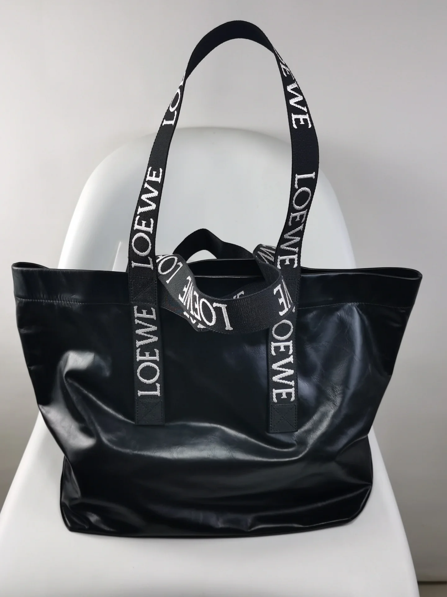 Сумка-шоппер Loewe Fold Shopper — из телячьей кожи цвета ?бумага? — черная.