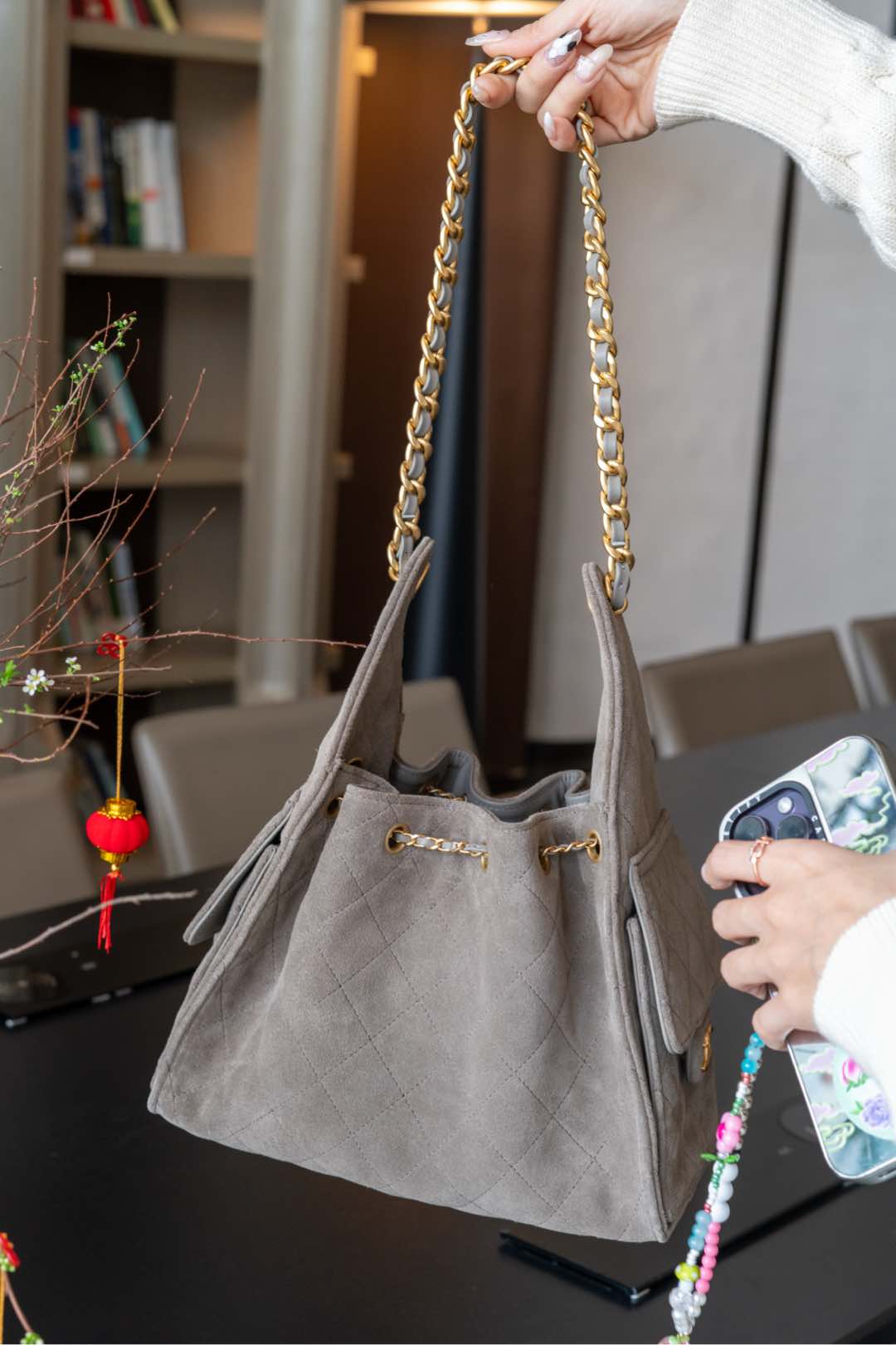 Сумка-хобо Chanel с завязками, замша, серая.