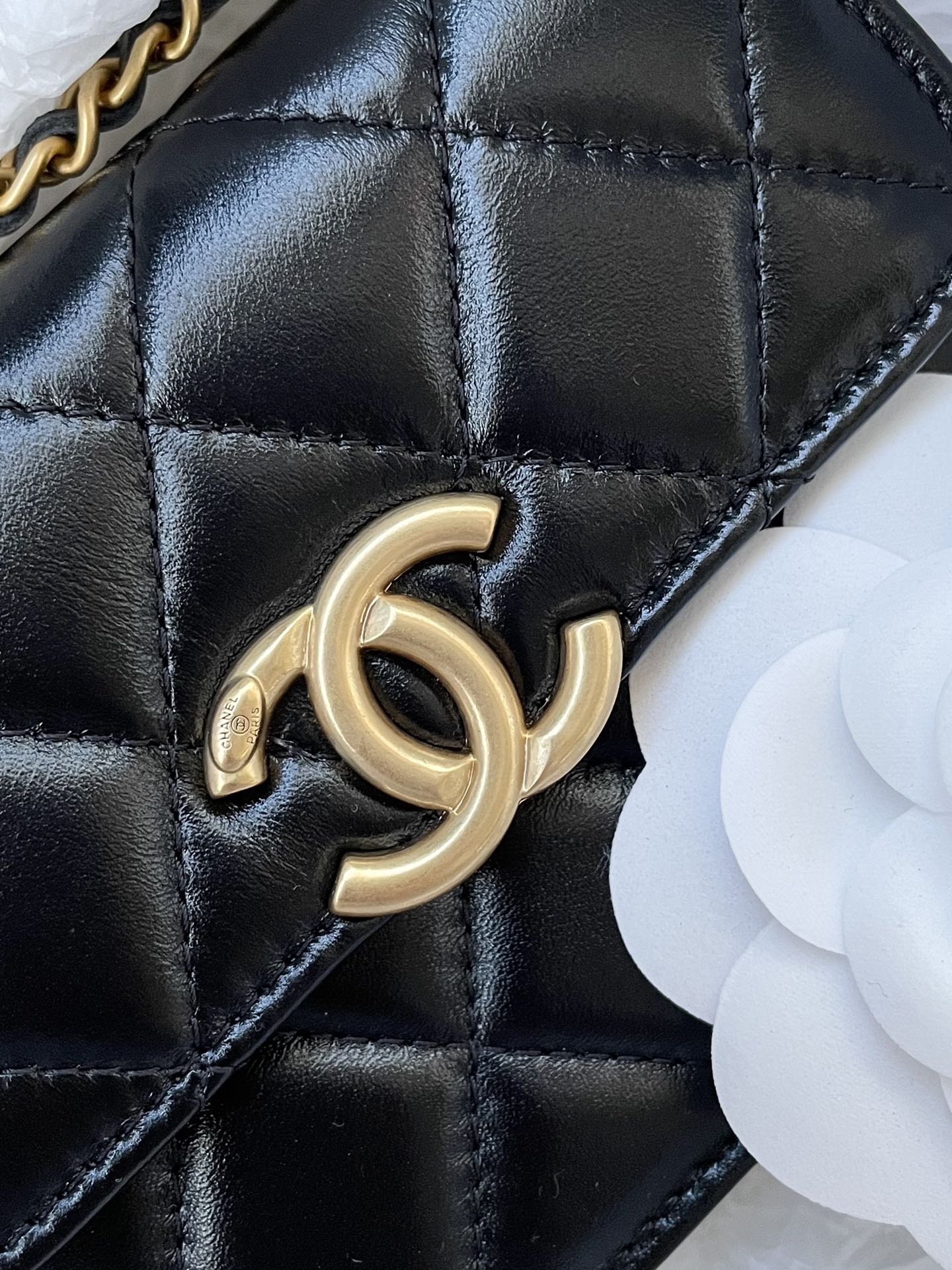 Кардхолдер Chanel с двойной золотой цепочкой и шариками — черный кожаный