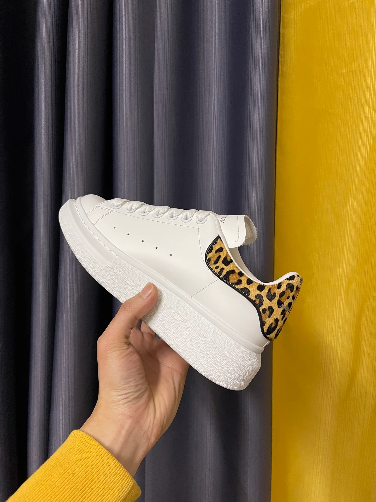 Классические белые кроссовки McQueen - унисекс - леопардовый принт и прическа 