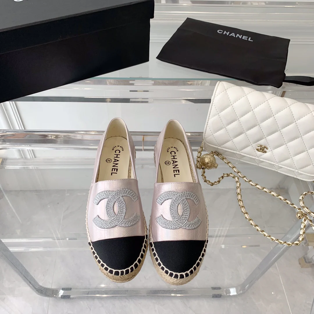 Новинка сезона весна/лето 2023 от Chanel - Переливающиеся рыбацкие туфли - цвет шампанского