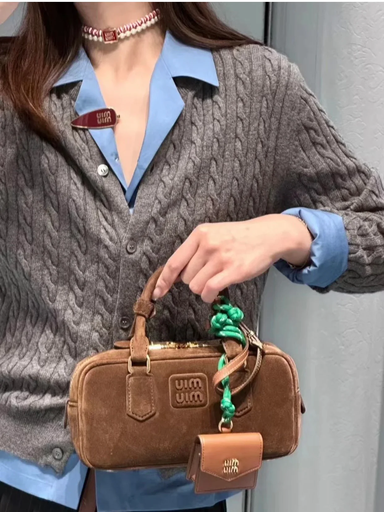 Сумка-боулинг Miu Miu из замши, маленькая, коричневая, излучает роскошь при ношении.