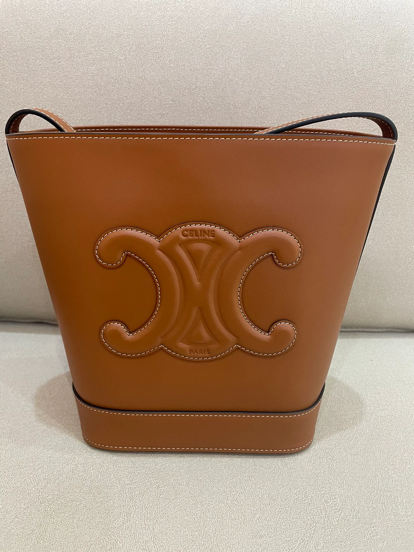 Маленькая коричневая кожаная сумка-ведро Celine Cuir Triomphe