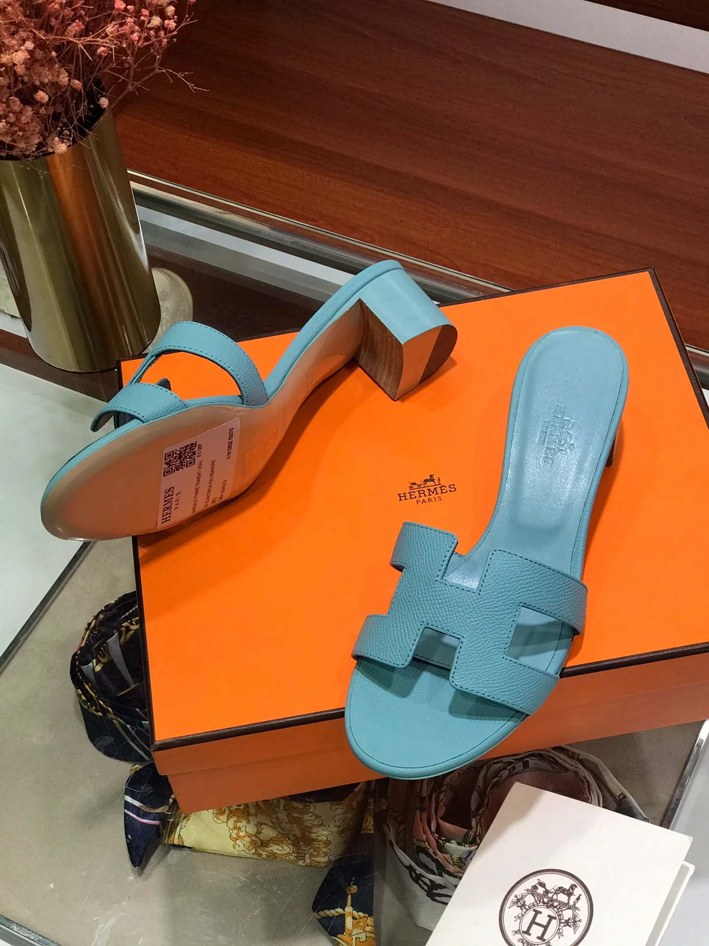 Новинка весны 2022 года от Hermes — сандалии на плоской подошве средней высоты.