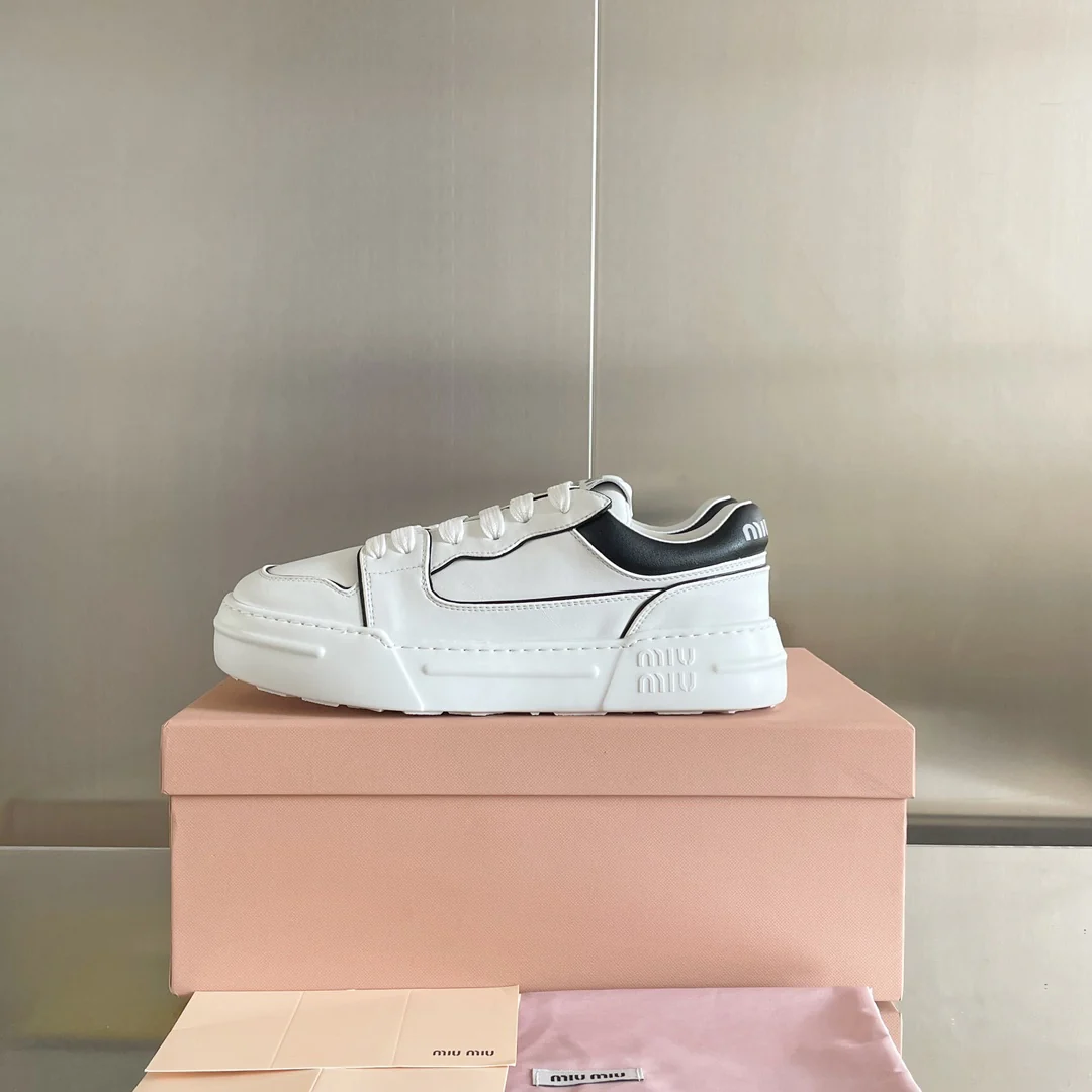 Новые поступления коллекции Miu Miu весна/лето 2023: ретро-кроссовки Dirty, белые кроссовки на платформе, черная отделка.