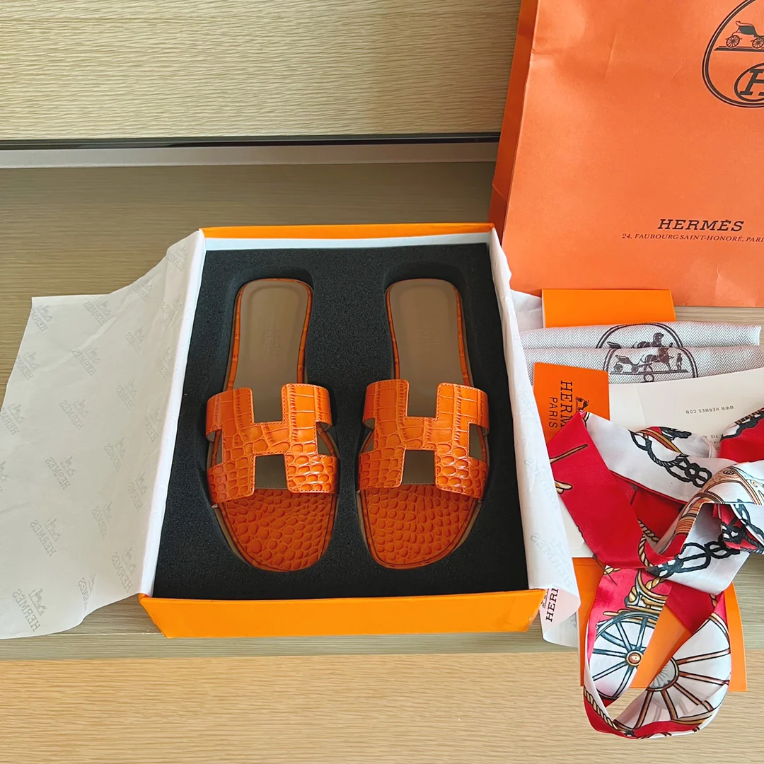 Классические тапочки Hermes с буквой H — крокодиловая кожа — оранжевые