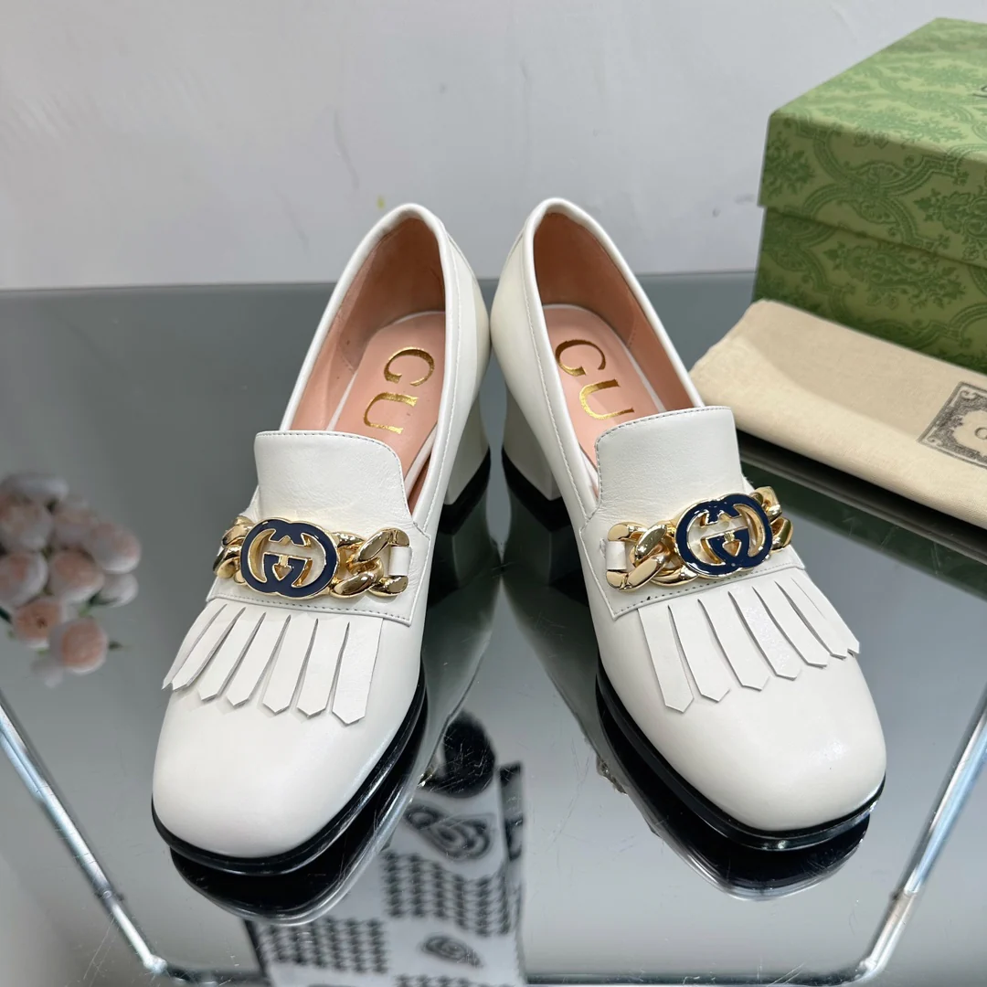 Новинка сезона осень/зима 2023 от Gucci - Лоферы на высоком каблуке из кожи - Белые