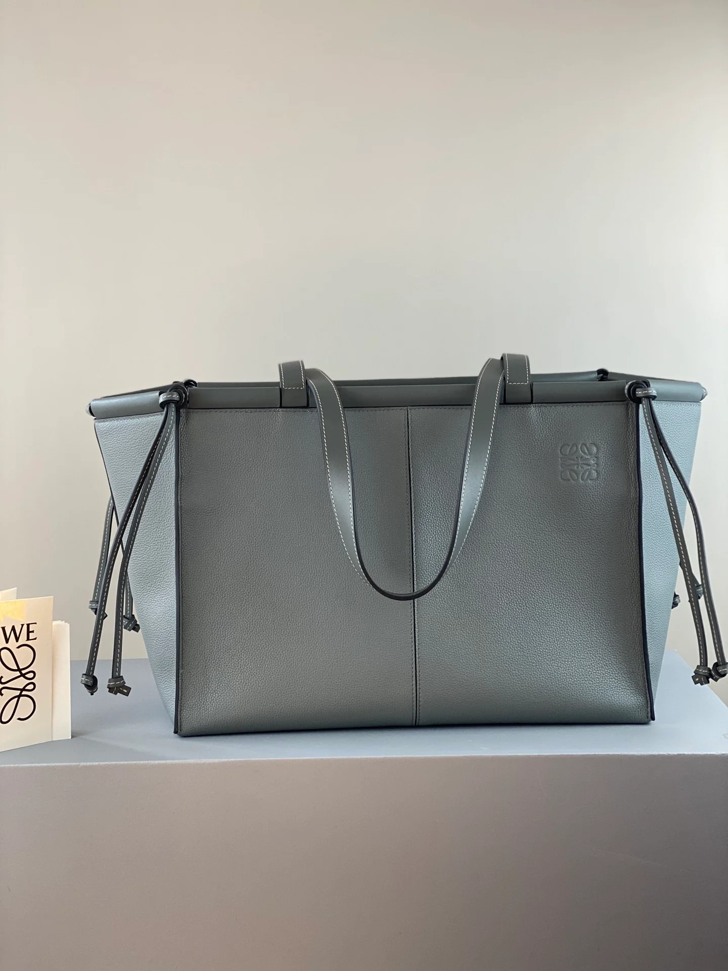 Сумка-тоут Loewe из телячьей кожи бронзового цвета