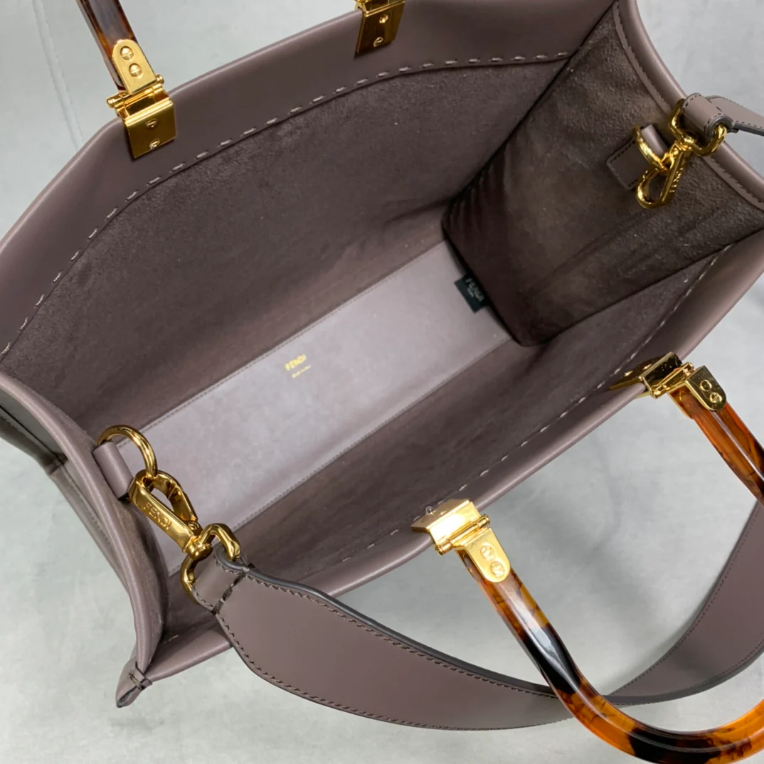 Сумка Fendi Sunshine Medium из коричнево-серой кожи.