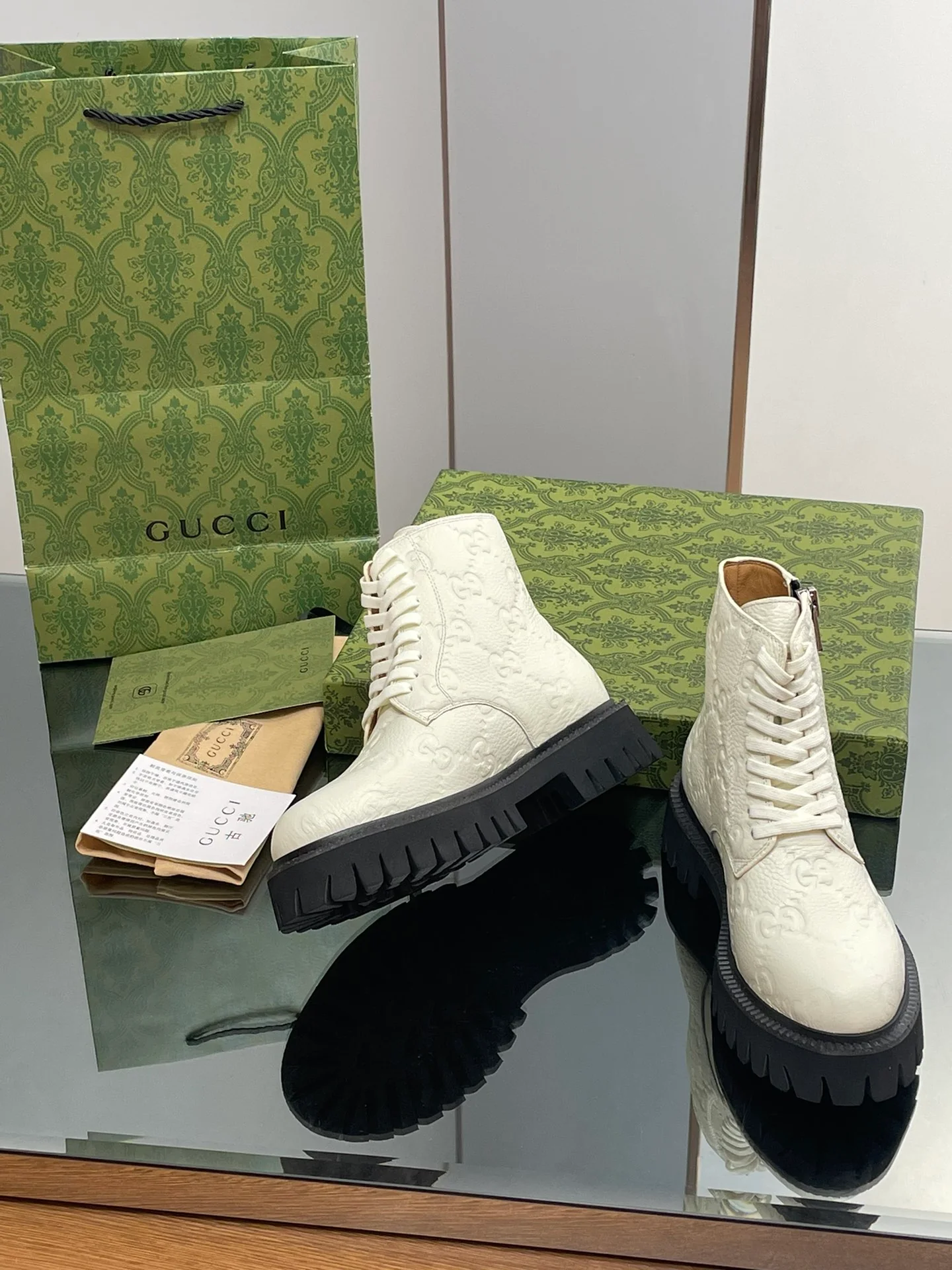 Новинка сезона осень/зима 2023 — Ботильоны Gucci с тиснением Double G — Белые