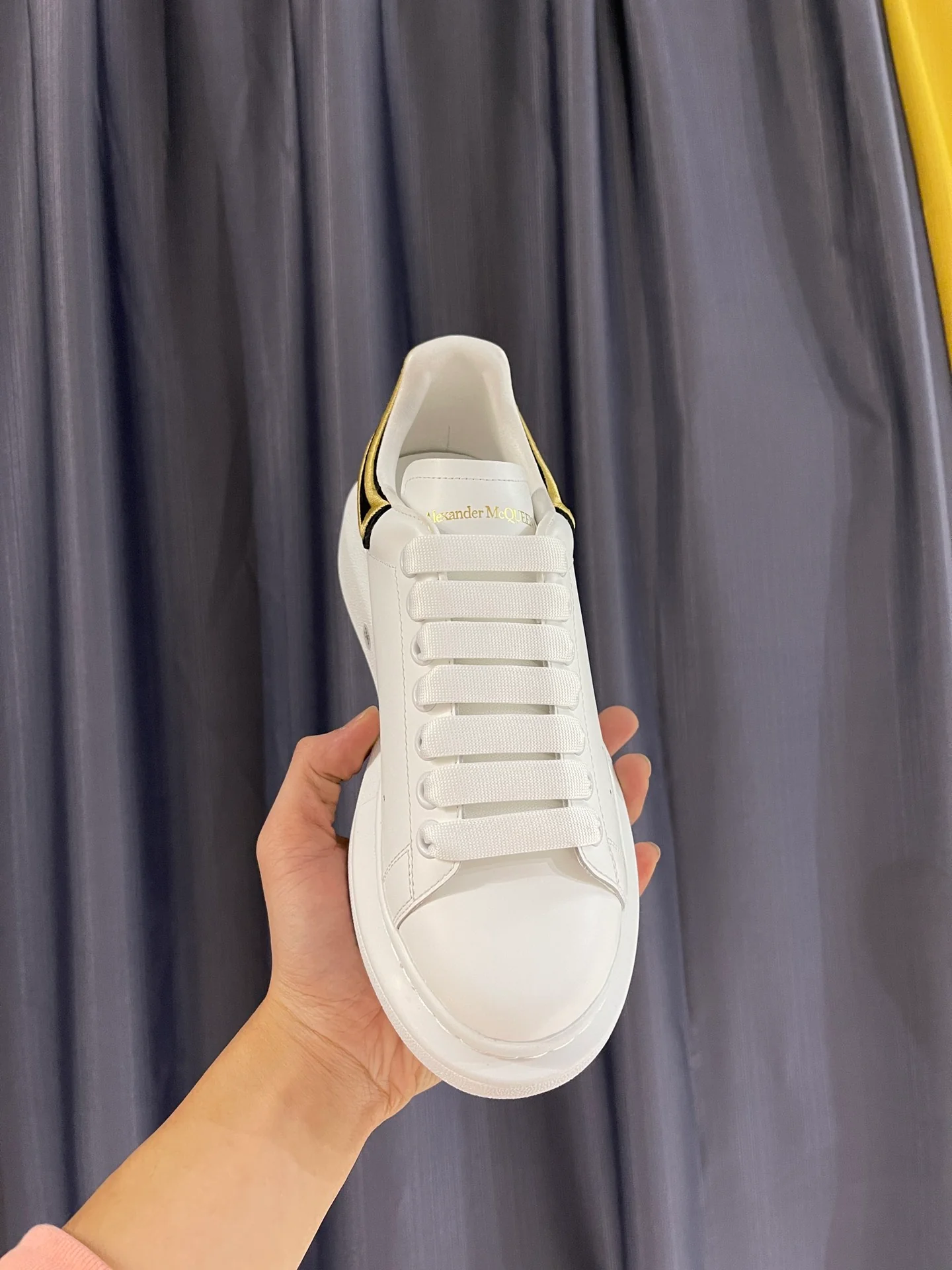 Классические белые кроссовки McQueen - унисекс - черный бархат - каблук с золотой вышивкой - премиум-издание