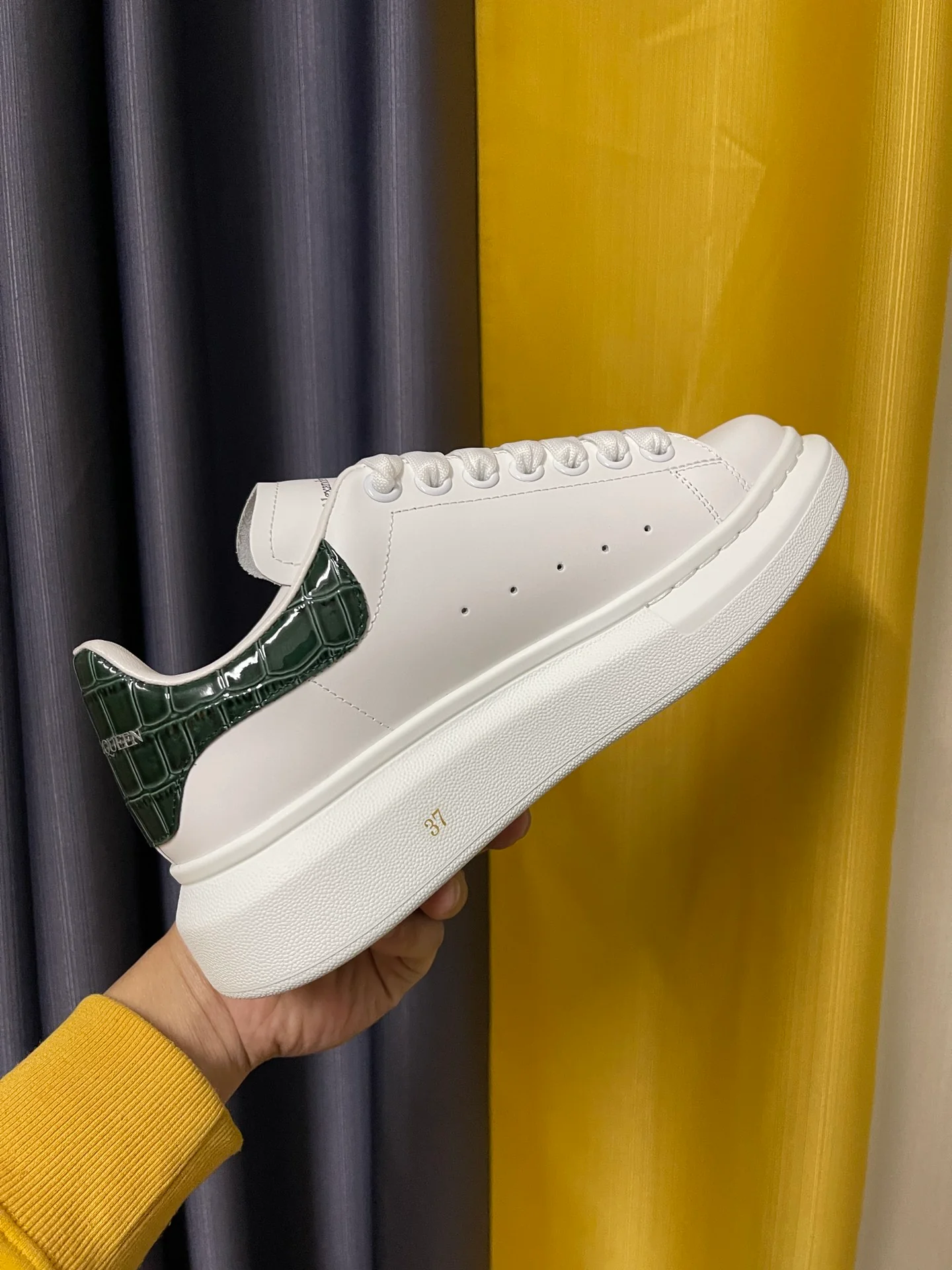 Классические белые кроссовки McQueen - унисекс - темно-зеленая лакированная кожа с текстурой 