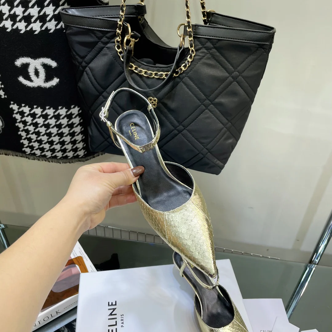 Новинка сезона весна/лето 2023 от Celine — сандалии на низком каблуке с острым носком.