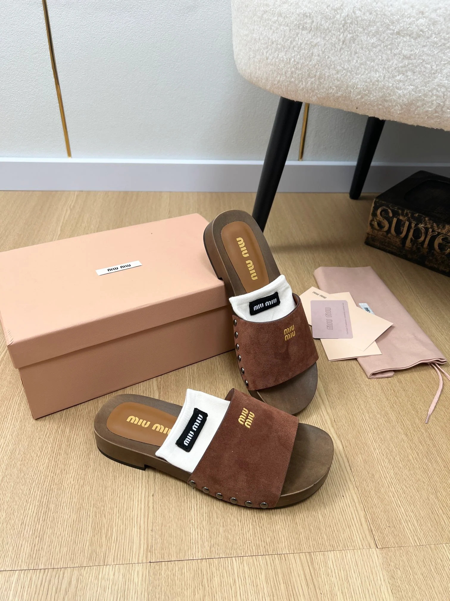 Замшевые деревянные тапочки Miu Miu 2024 - темно-коричневые