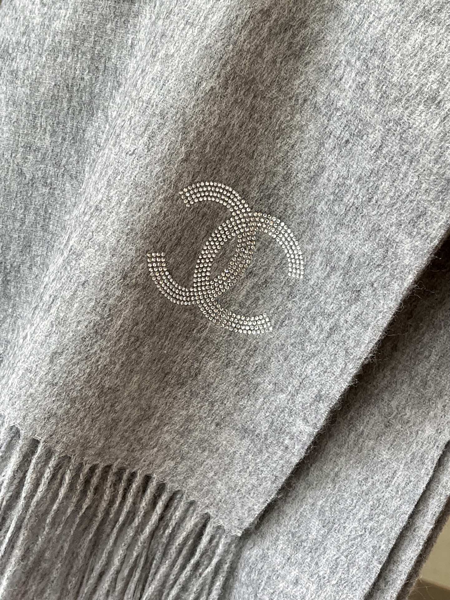 Chanel - Кашемировый шарф, украшенный бриллиантами - 180-70-102 см - Серый