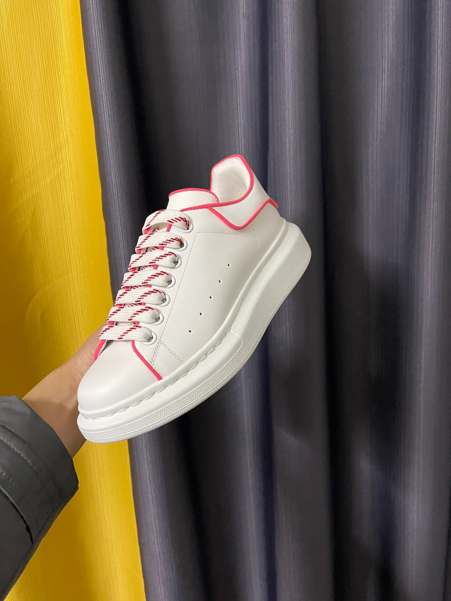 Классические белые кроссовки McQueen - унисекс - светоотражающие, розово-красные (3M).