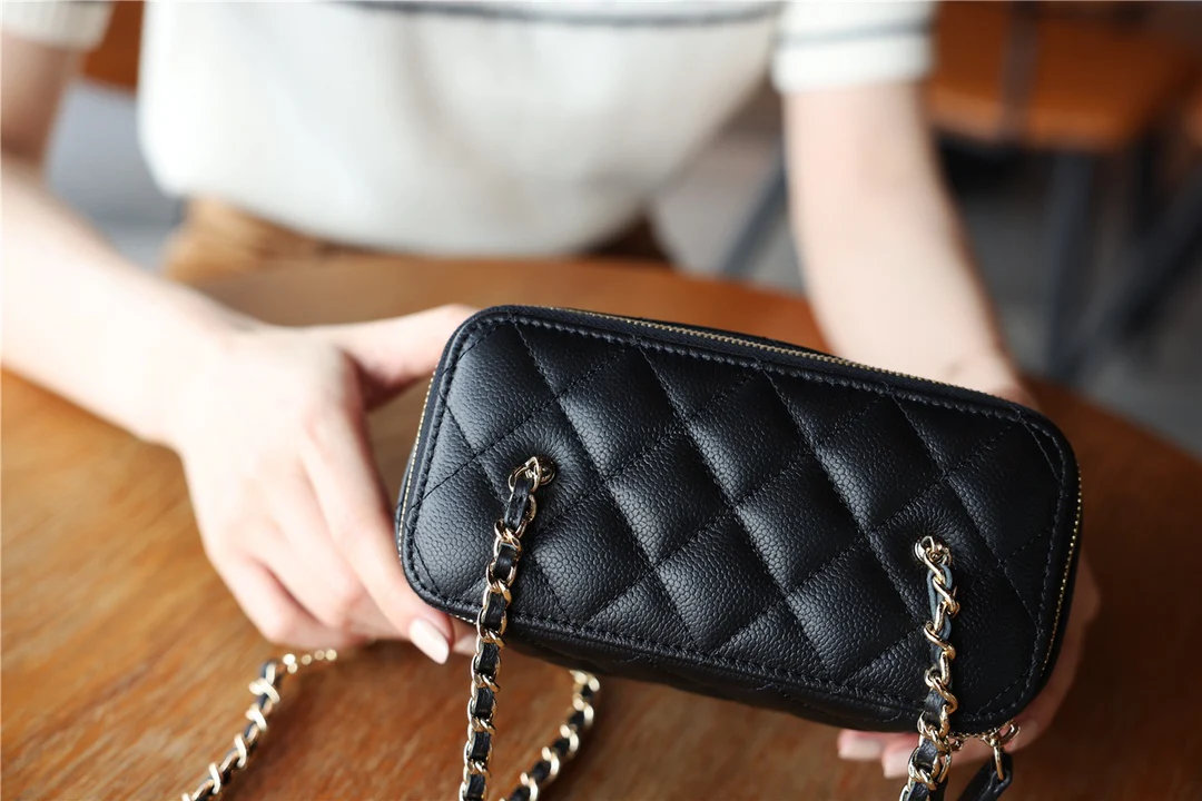 Chanel - квадратная сумка-коробочка с двойной цепочкой и буквой C