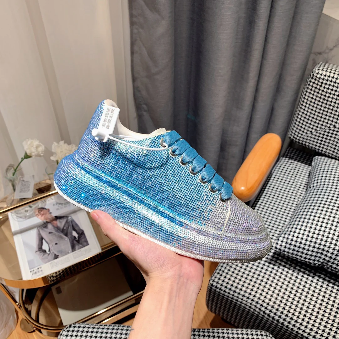 Классические белые кроссовки McQueen — серебристо-голубые с отделкой из страз.