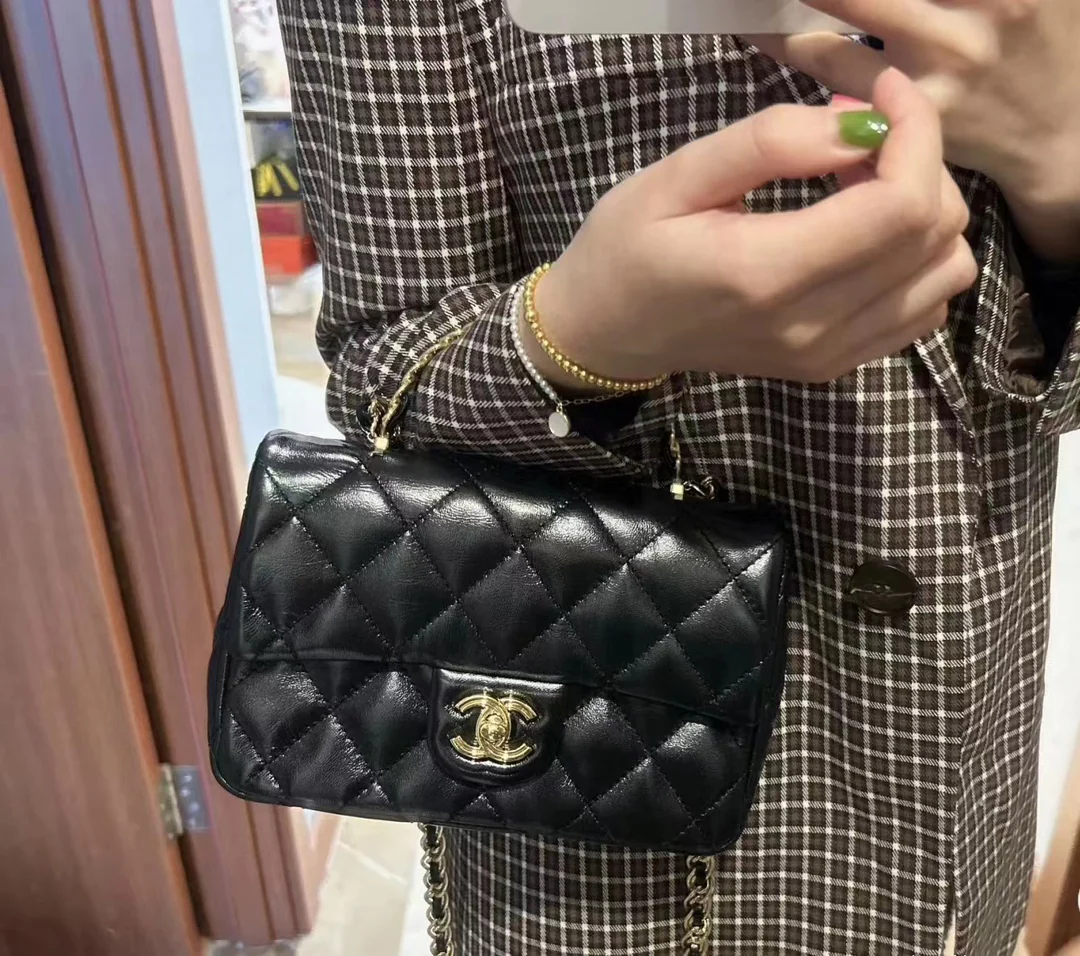 Ручка сумки Chanel 23a CF со стразами - черная