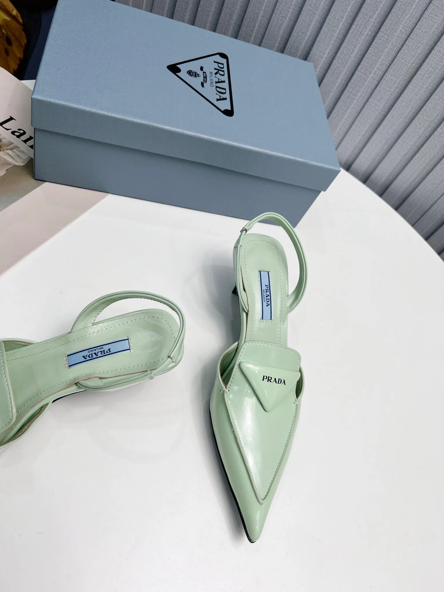 Prada - Светло-зеленые сандалии с острым носком