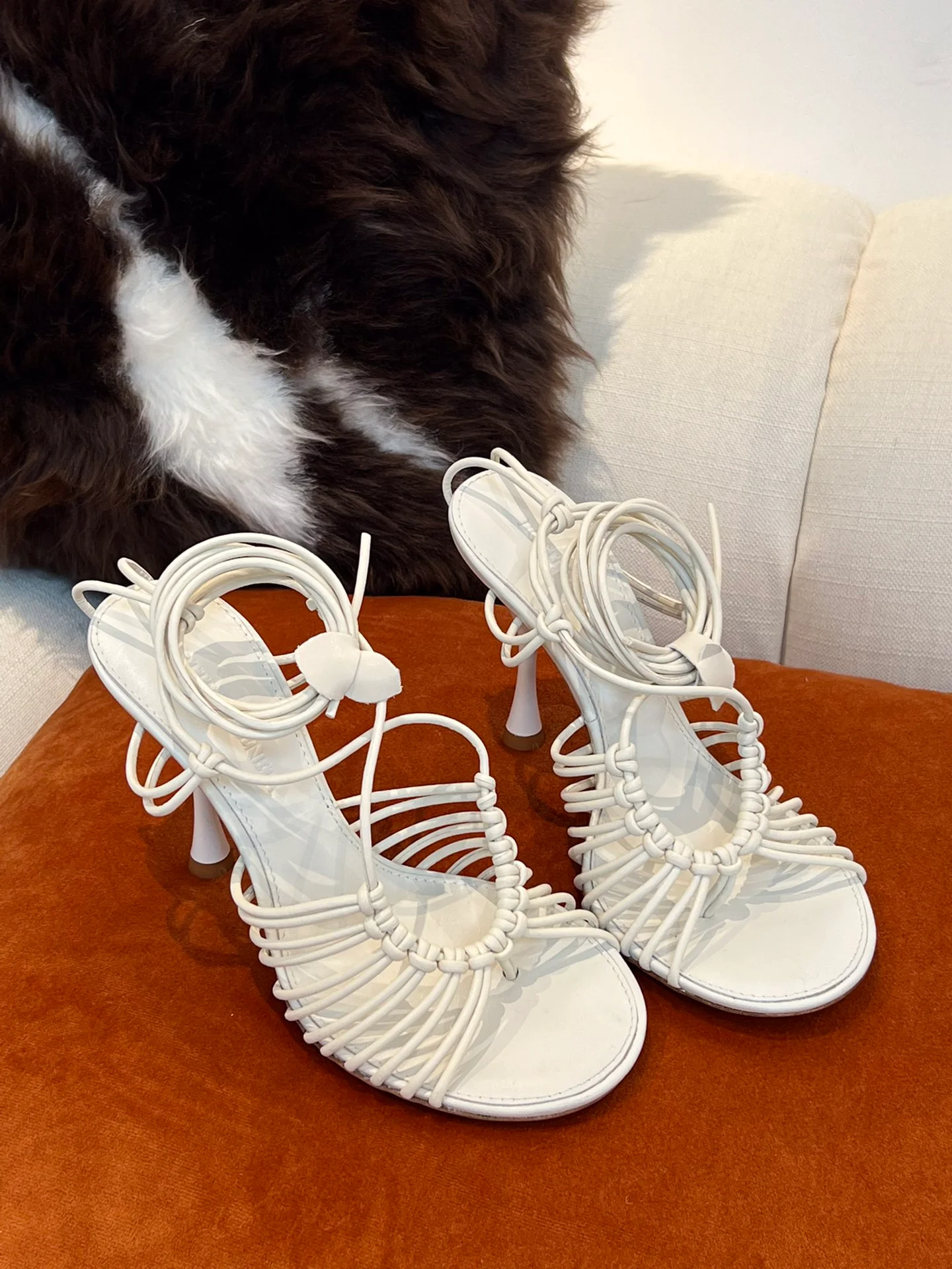 BV - Белые босоножки на высоком каблуке с ремешками