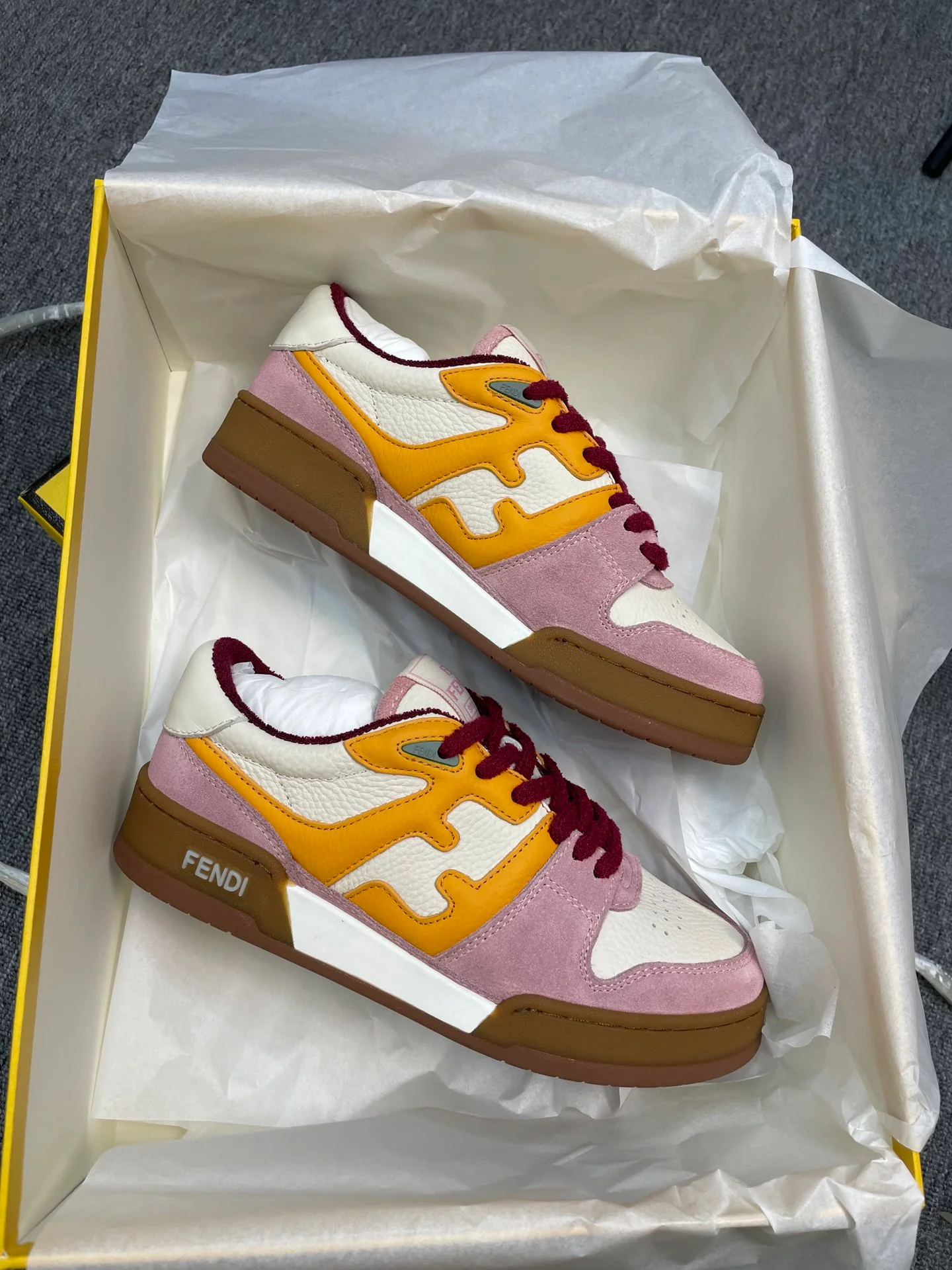 Розовые кроссовки Fendi - повседневная обувь