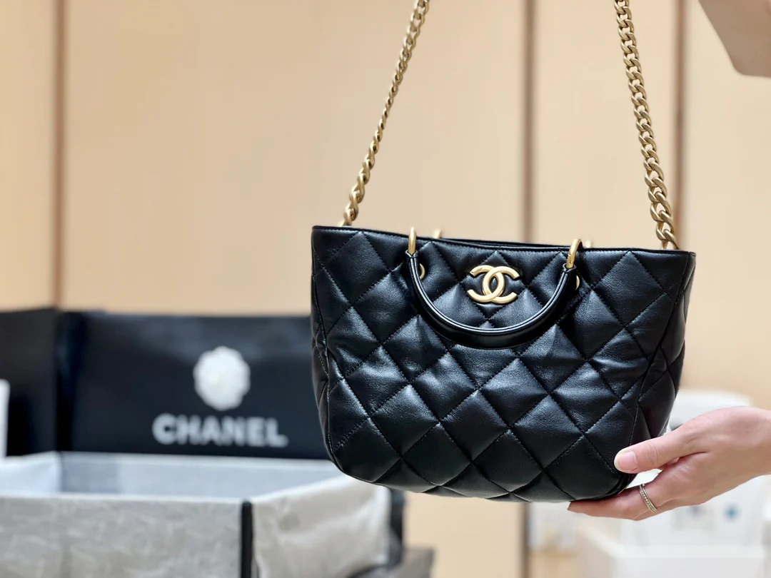 Сумка-тоут Chanel 23B из овечьей кожи, черная.