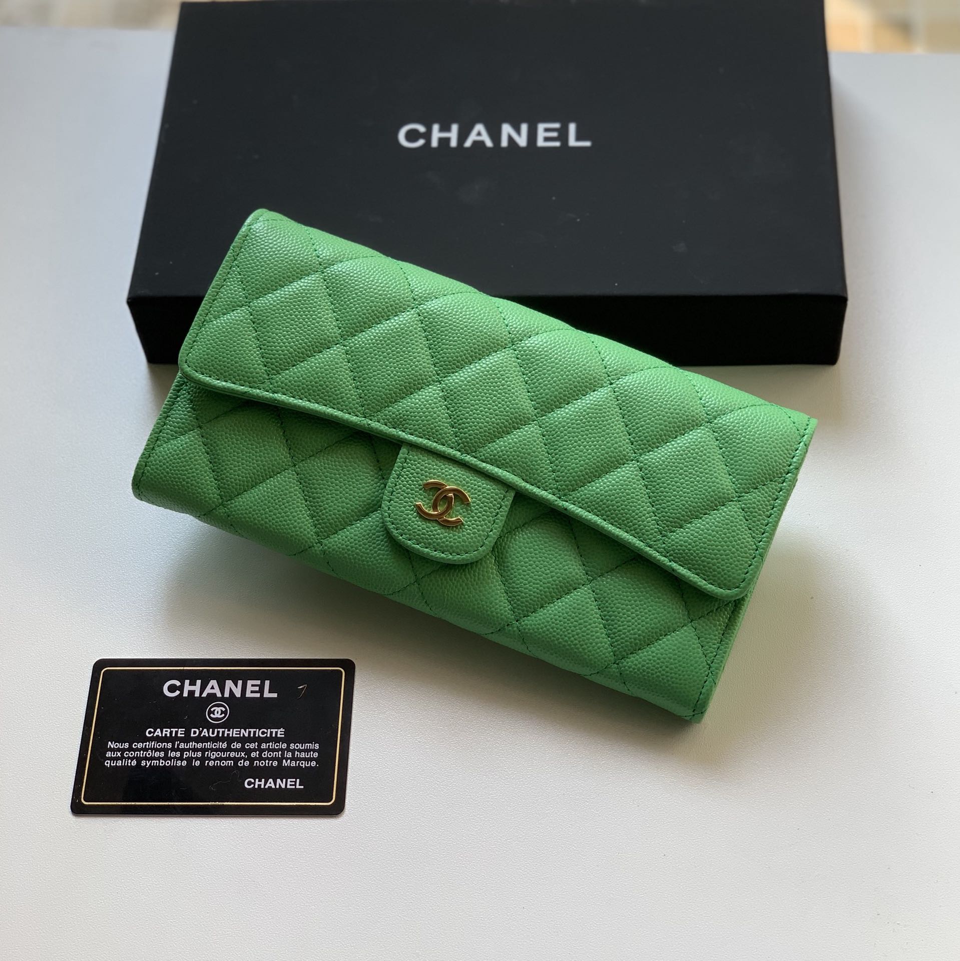 Классический кошелек-книжка Chanel Classic CF Flip Wallet — из зеленой кожи цвета личи с золотой пряжкой.