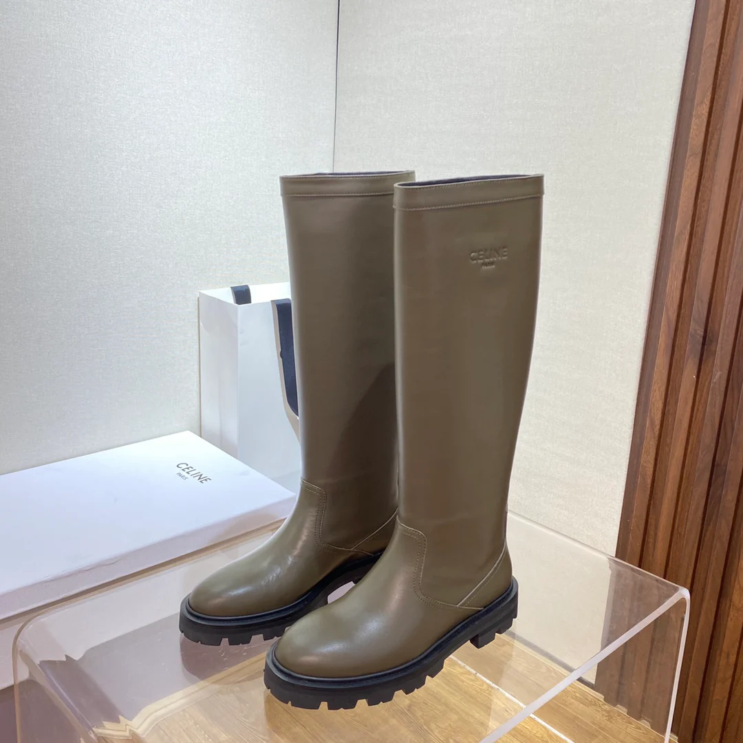 Образ Celine с показа Триумфальной арки — сапоги для верховой езды — зеленые.