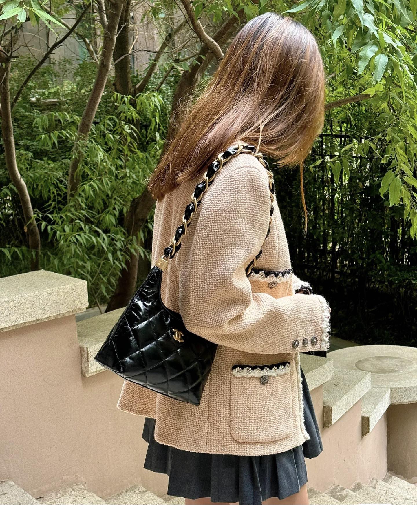 Сумка-хобо Chanel 24a под мышкой - черная, маленькая.