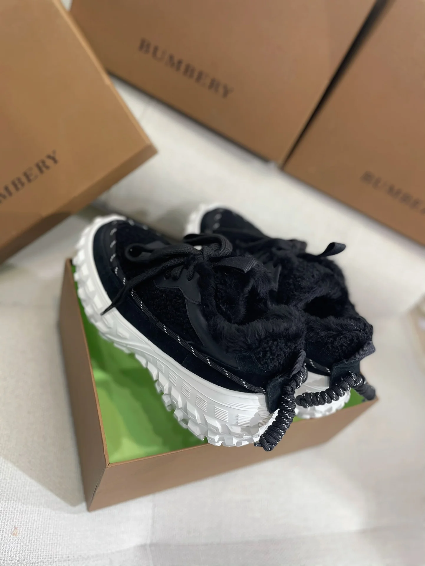 Коллекция Burberry ?Ранняя весна 2022? — Пушистые зимние кроссовки — Черные