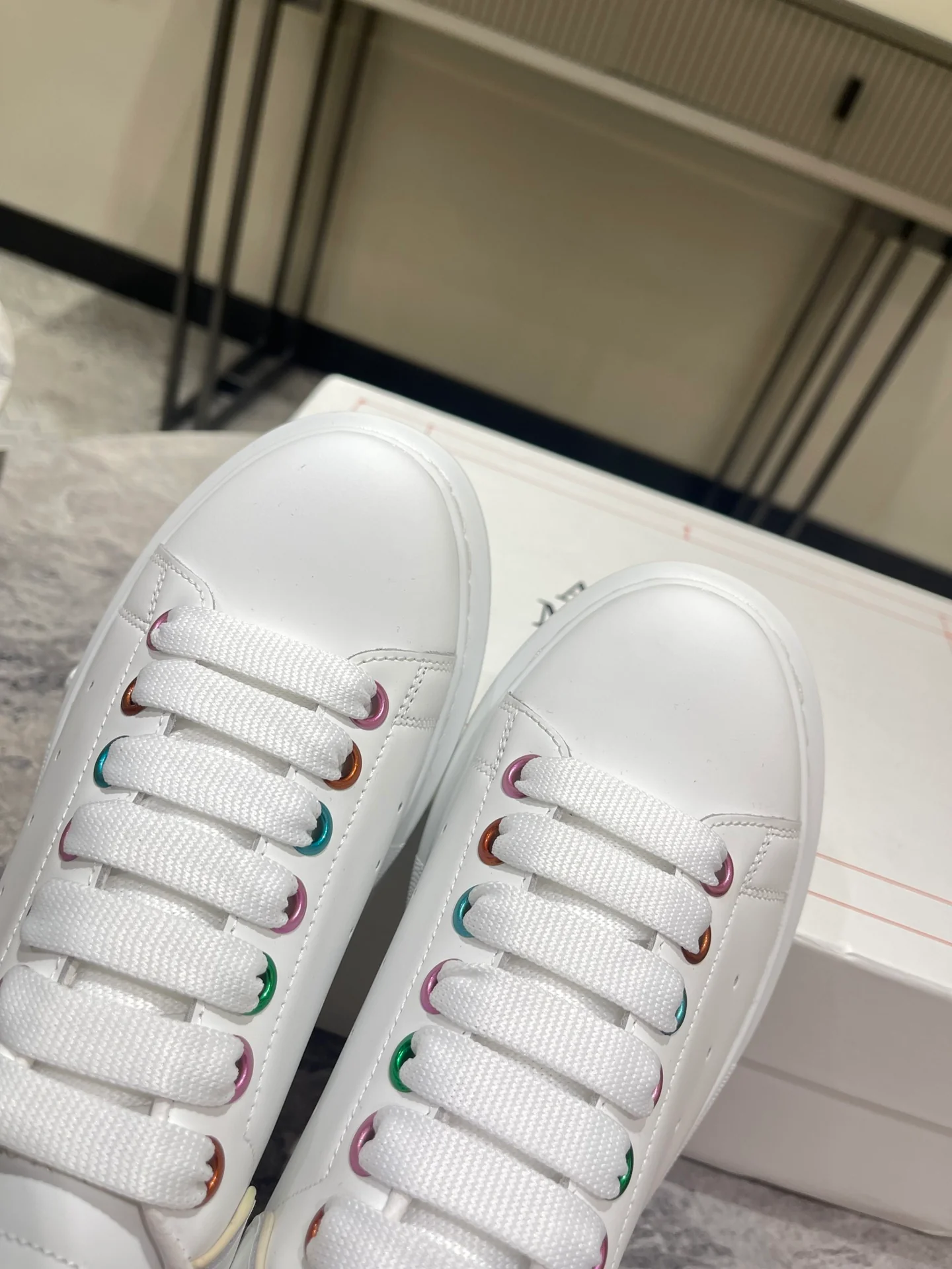 Классические белые кроссовки McQueen с металлическими радужными люверсами