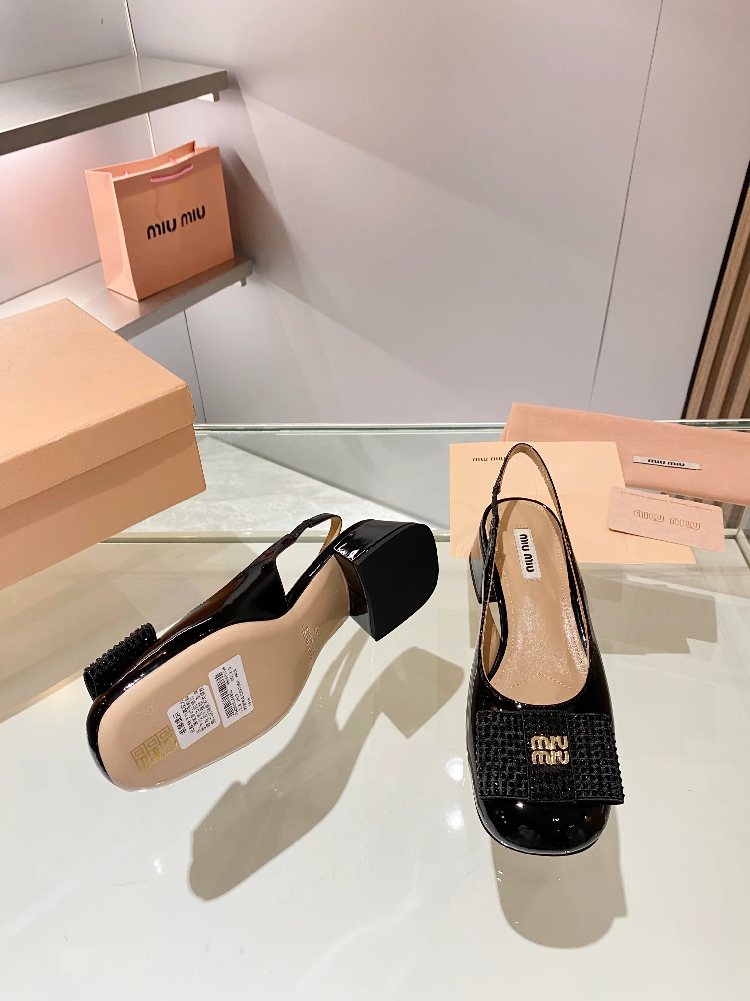 Miu Miu - Новинка сезона осень/зима 2023 - Туфли на низком каблуке с квадратным носком - Черные